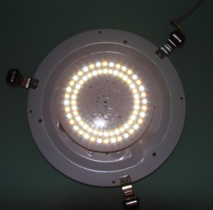 това е плафон за битово осветление, свети повече от две години в стаята на един от колегите