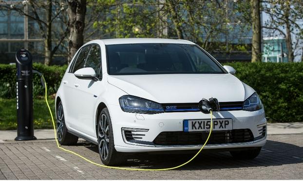 Volkswagen Golf GTE, който се зарежда в Холандия